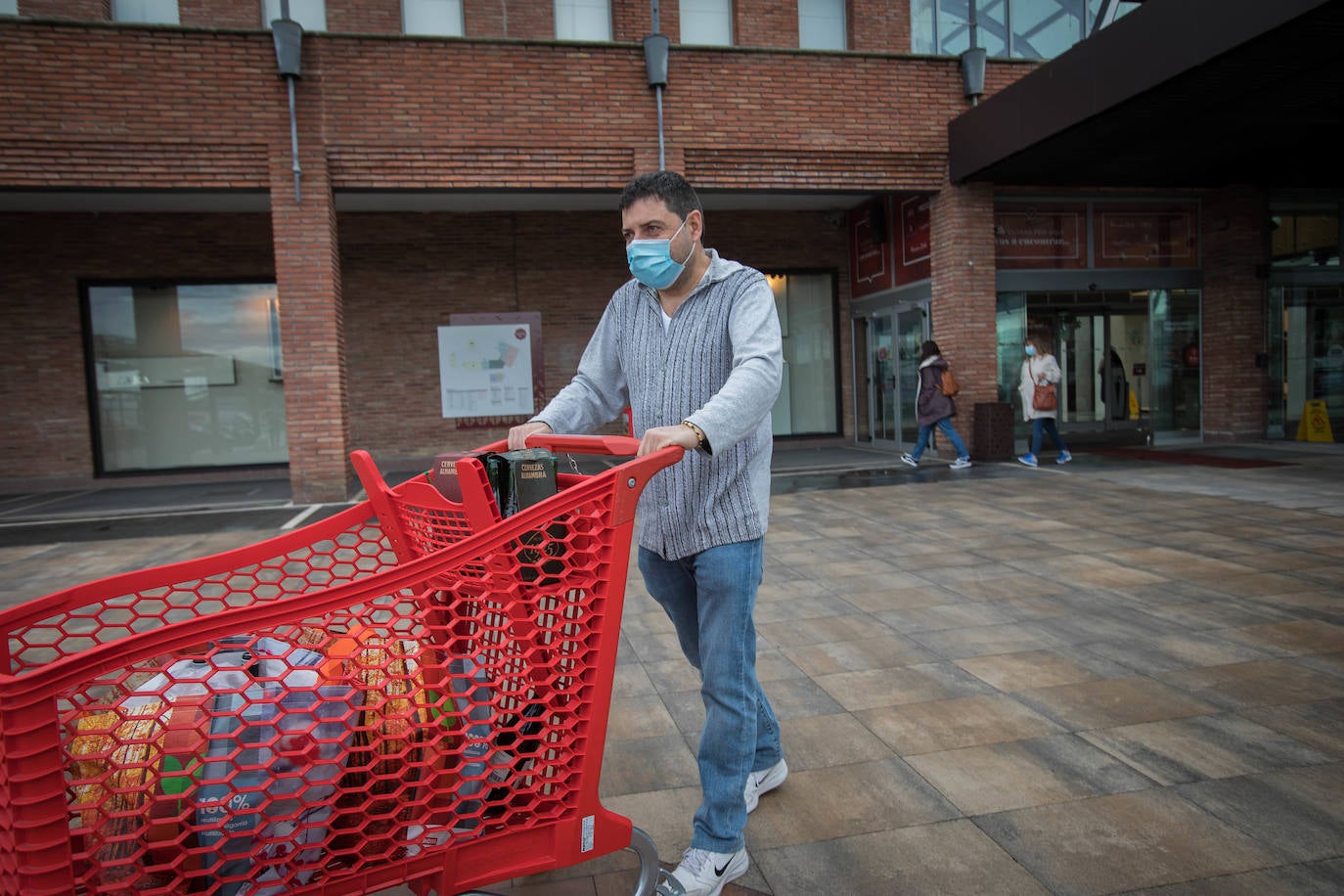 Fotos: Supermercados llenos, &#039;running&#039; con mascarilla y sin poteo antes de comer