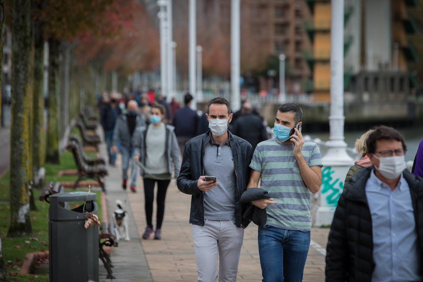 Fotos: Supermercados llenos, &#039;running&#039; con mascarilla y sin poteo antes de comer