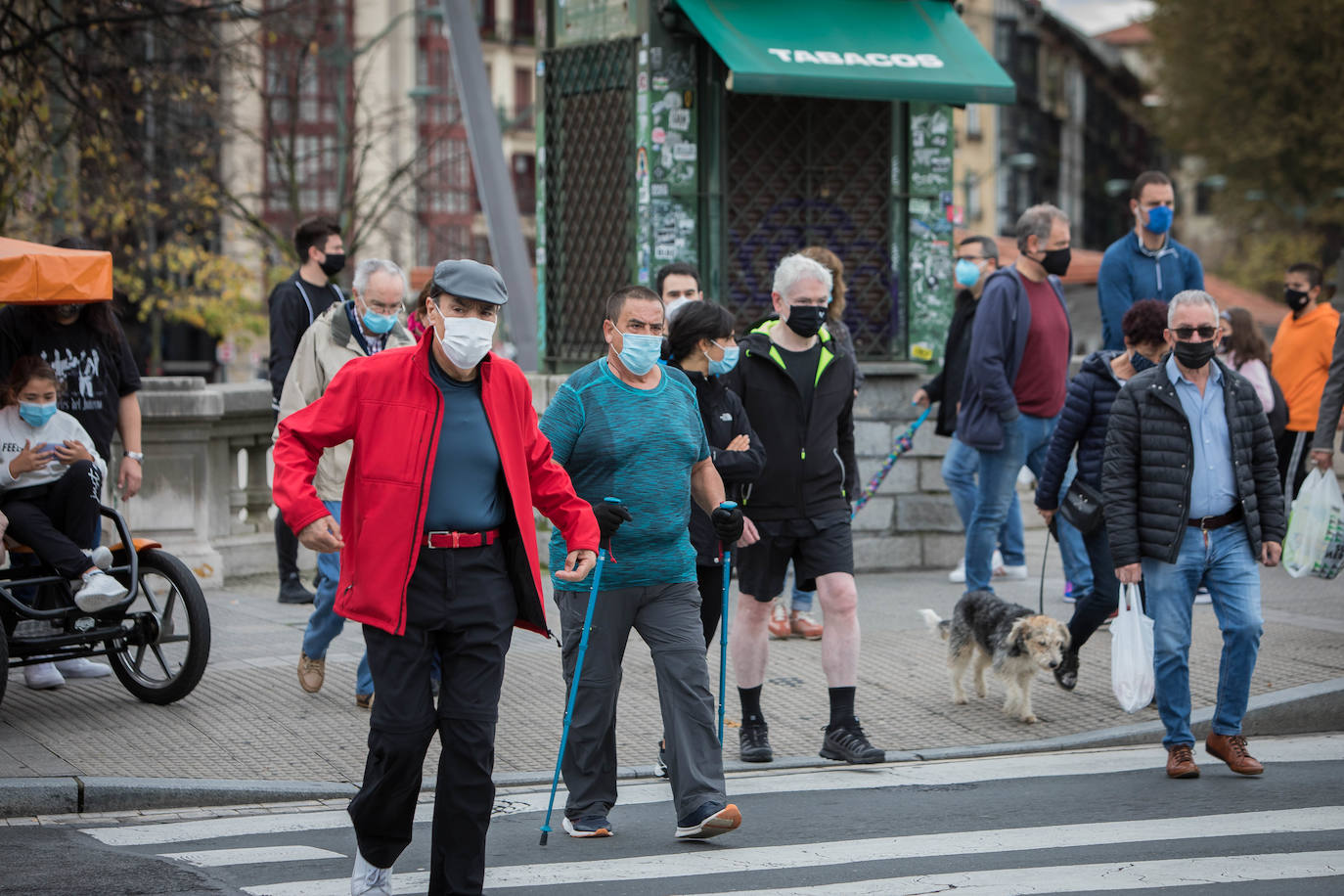 Fotos: Supermercados llenos, &#039;running&#039; con mascarilla y sin poteo antes de comer