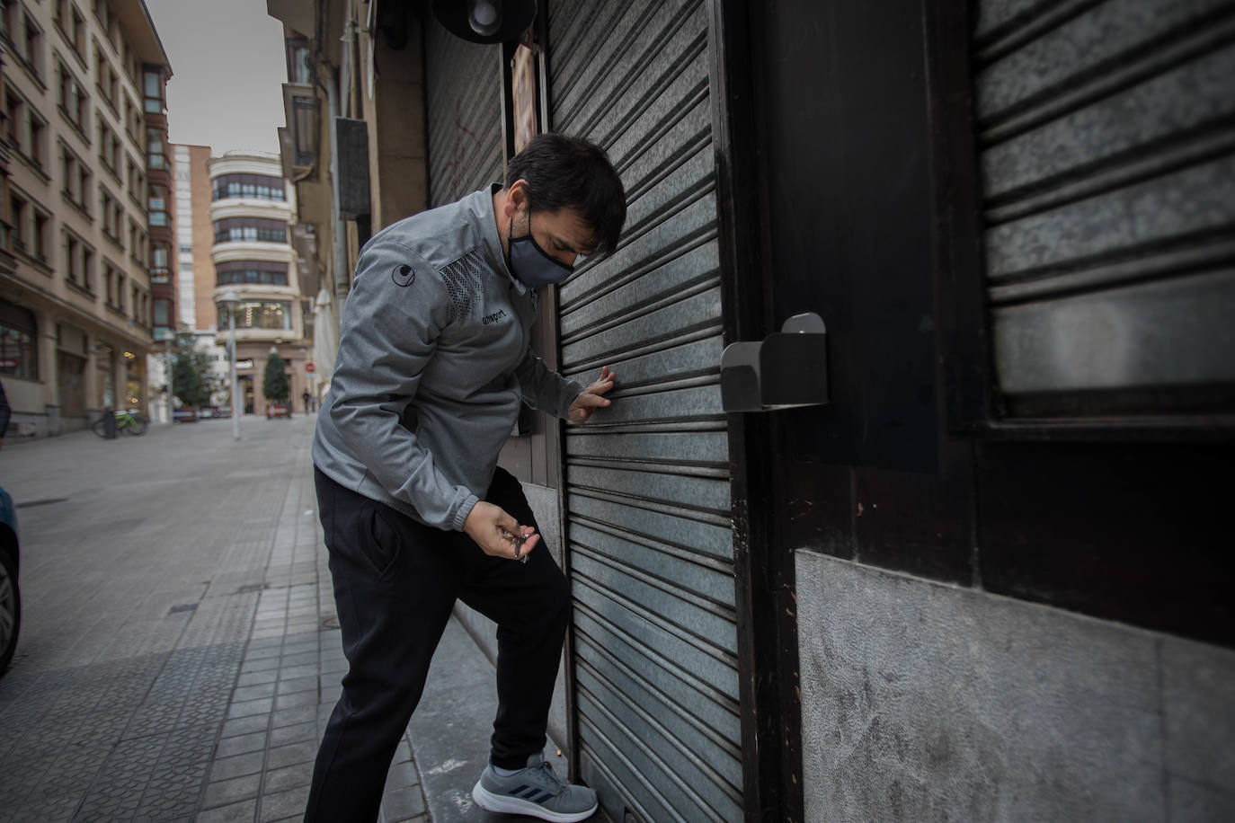 Fotos: Supermercados llenos, &#039;running&#039; con mascarilla y sin poteo antes de comer