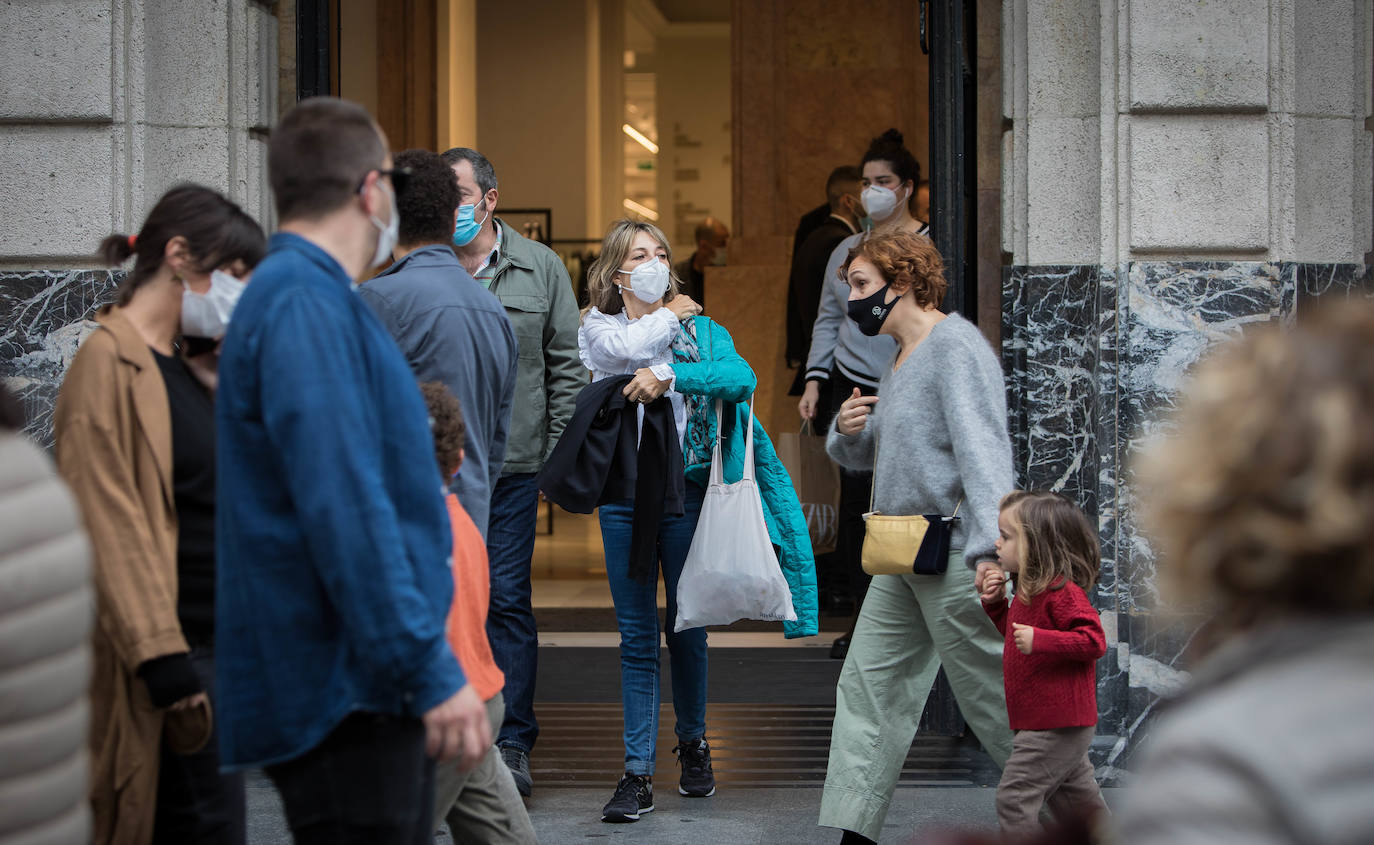 Fotos: Supermercados llenos, &#039;running&#039; con mascarilla y sin poteo antes de comer