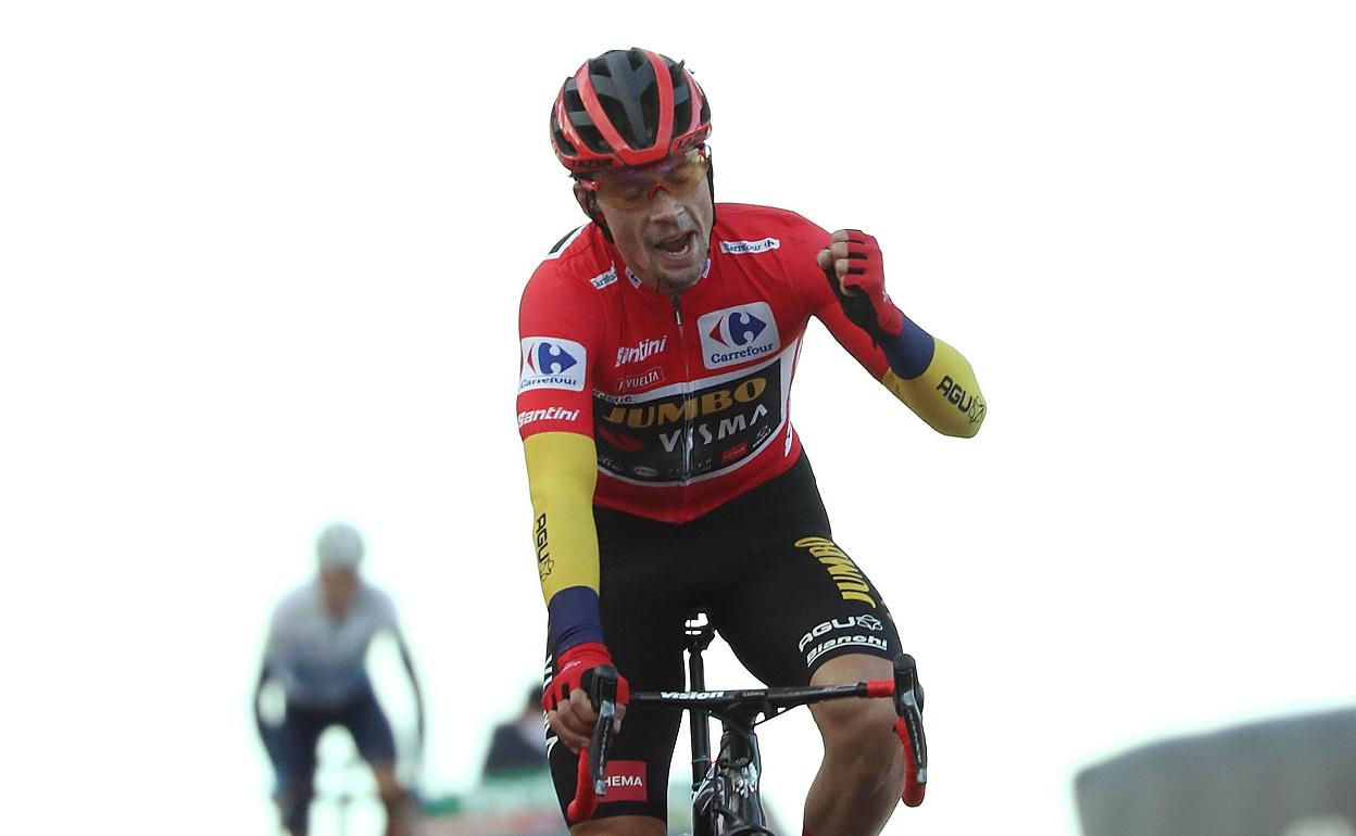 Roglic hace un gesto de triunfo al entrar en la cima de La Covatilla como virtual ganador de la Vuelta. 