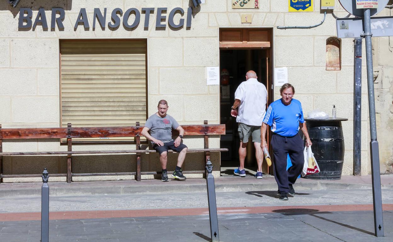 Una inagen de La Puebla de Arganzón antes de la obligatoriedad de las mascarillas. 