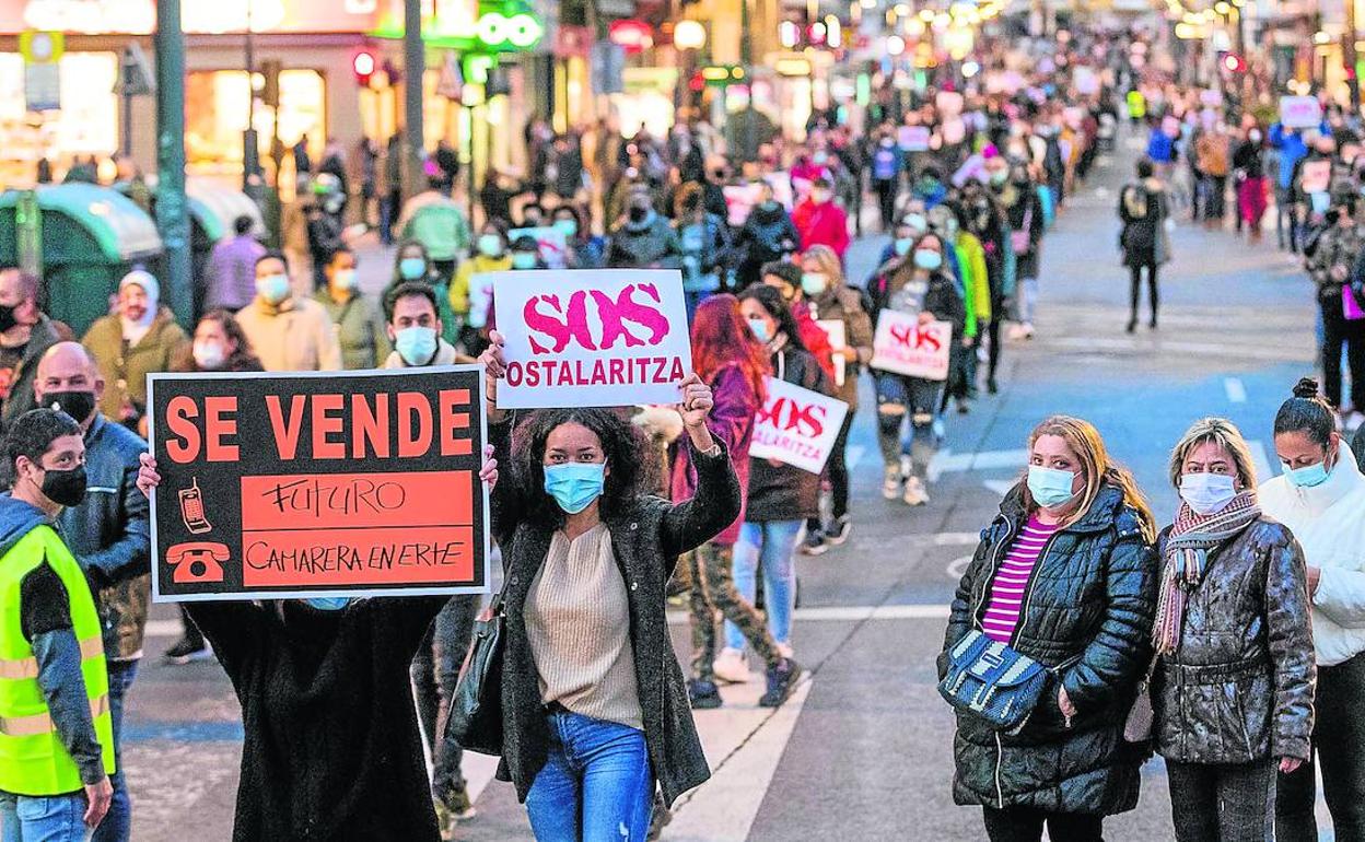 «Más de 10.000 personas», según fuentes de la organización, participaron en la marcha que empezó en la plaza de Bilbao y desembocó en la Virgen Blanca.