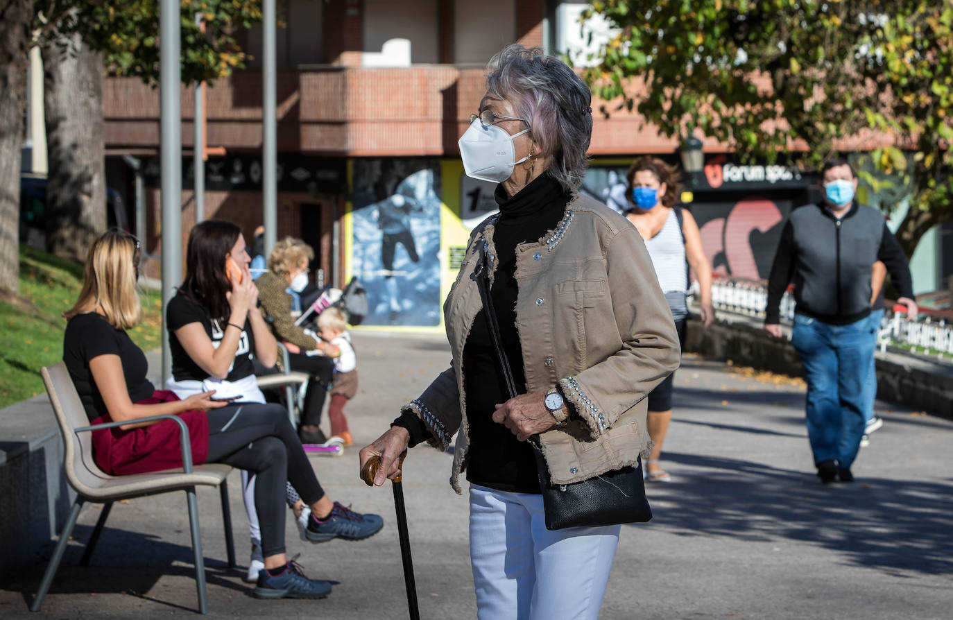 Los bancos han sido lugar para hacer un descanso este domingo. 