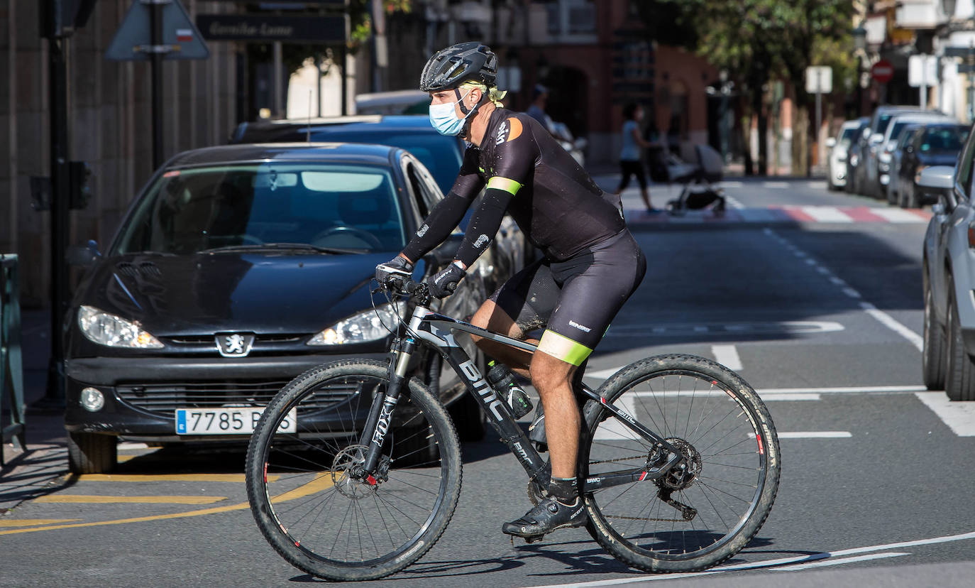 Los aficionados a la bici han tenido que llevar puesta este domingo la mascarilla. 