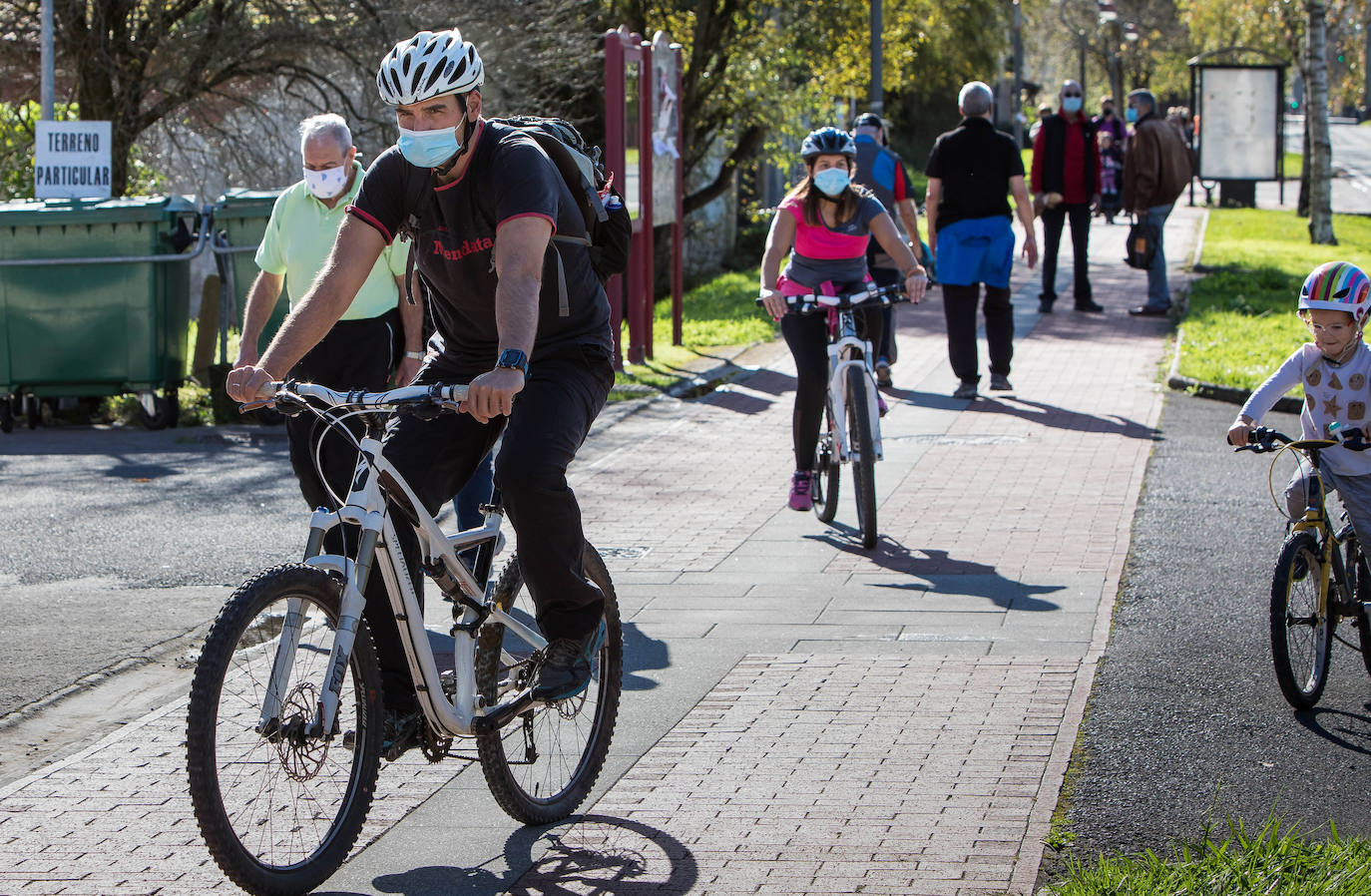 Gente paseando en bici por Gernika.