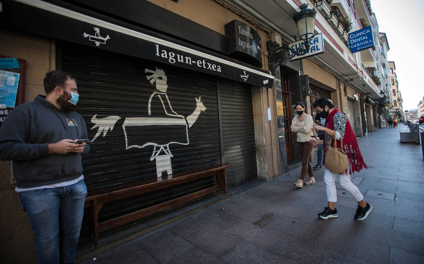 Bares cerrados en Gernika.