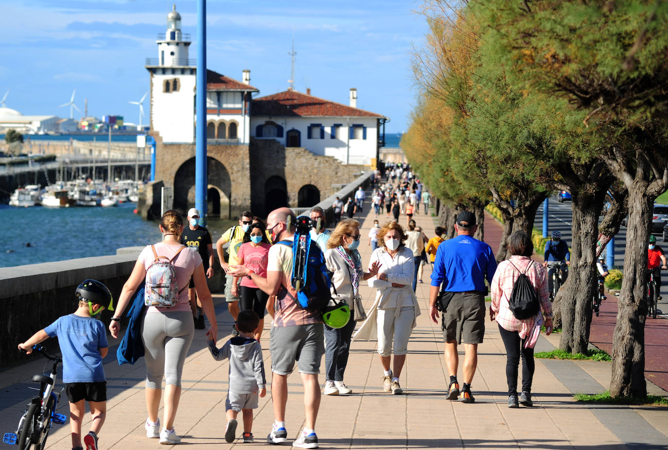 Getxo también se ha llenado de paseantes. 