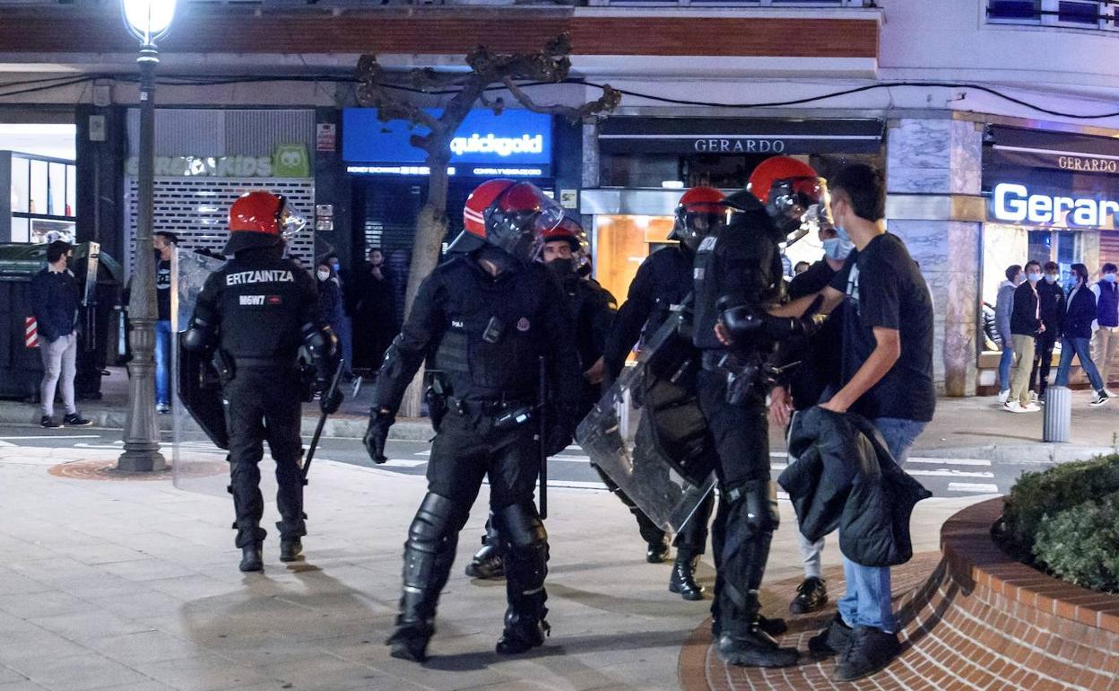 Ertzainas de la unidad de Brigada Móvil durante los disturbios nocturnos en Bilbao de finales de octubre. 