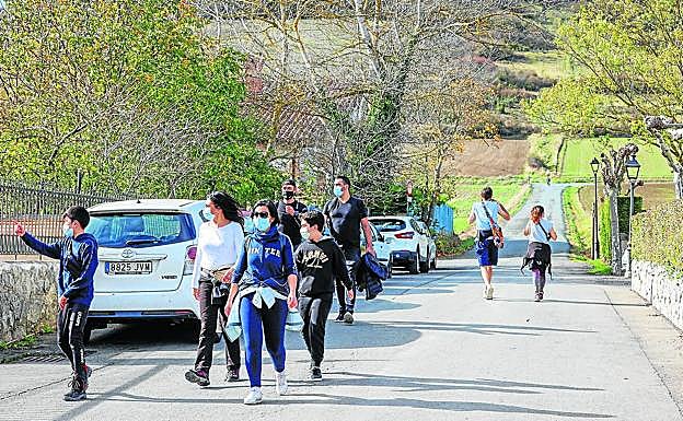 La llegada de caminantes a la cruz de Olárizu fue incesante durante toda la mañana.