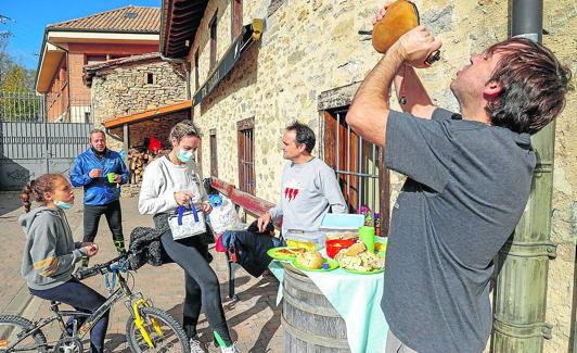 El pícnic de Sebas y su cuadrilla junto a la sociedad gastronómica de Mendiola.
