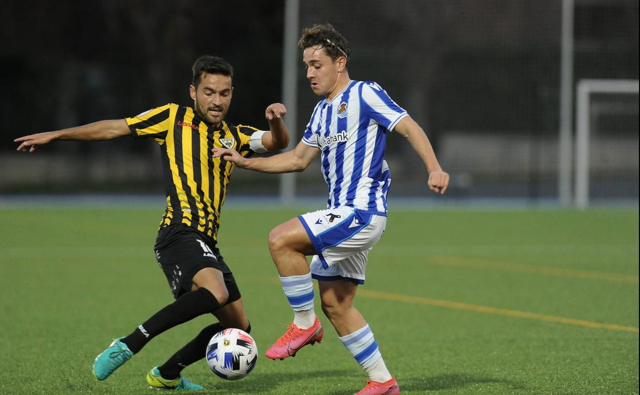 Un momento del partido entre el Barakaldo y el filial de la Real Sociedad.