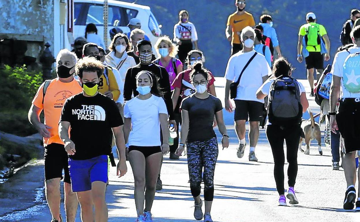 Los accesos al Pagasarri fueron en la mañana de ayer una riada continua de gente que subía o bajaba. 