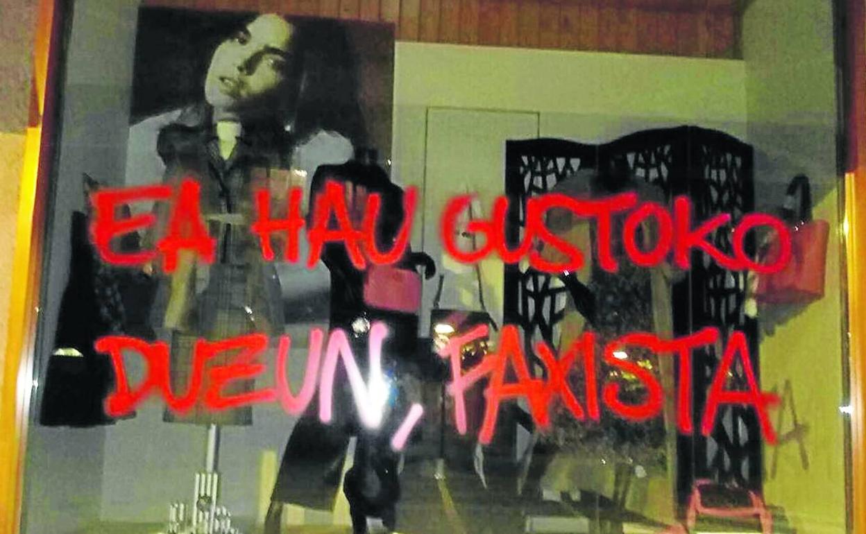 El comercio de la familia Abascal fue incendiado en 1999 por radicales, cuando el líder de Vox y su padre militaban en el PP vasco. 