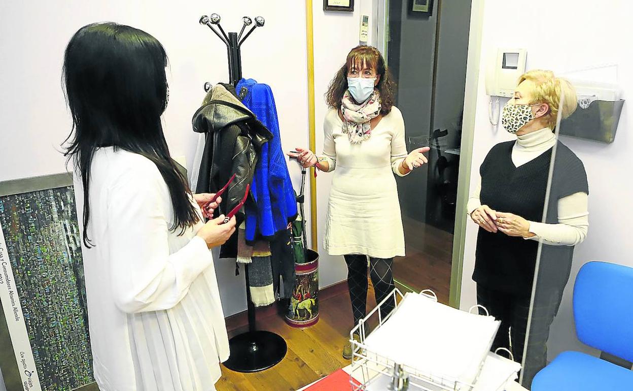 La presidenta, Inmaculada Hernáez, conversa con otras usuarias en las instalaciones, con nuevas medidas higiénico sanitarias. 