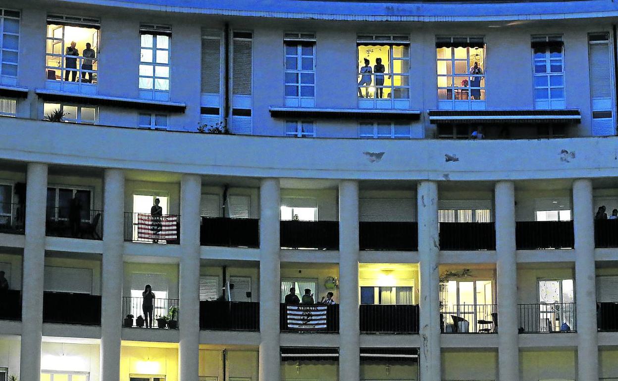 Ciudadanos recluidos en casa durante la pasada primavera. 