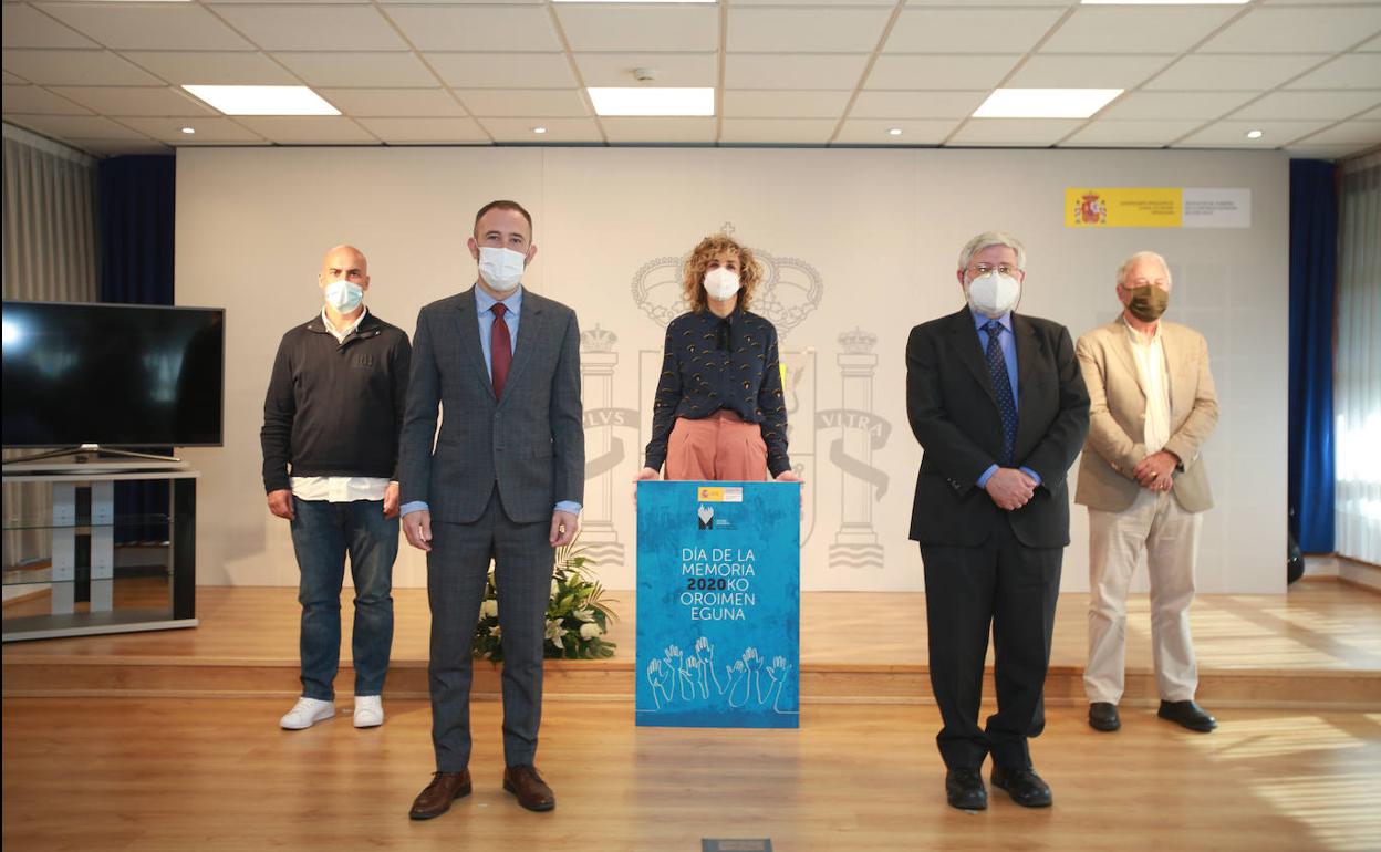 Iván Ramos, Denis Itxaso, Lorena Díez, Florencio Domínguez y Francisco Javier Sáenz, ayer, en el acto por el Día de la Memoria que se celebró en la Delegación del Gobierno.