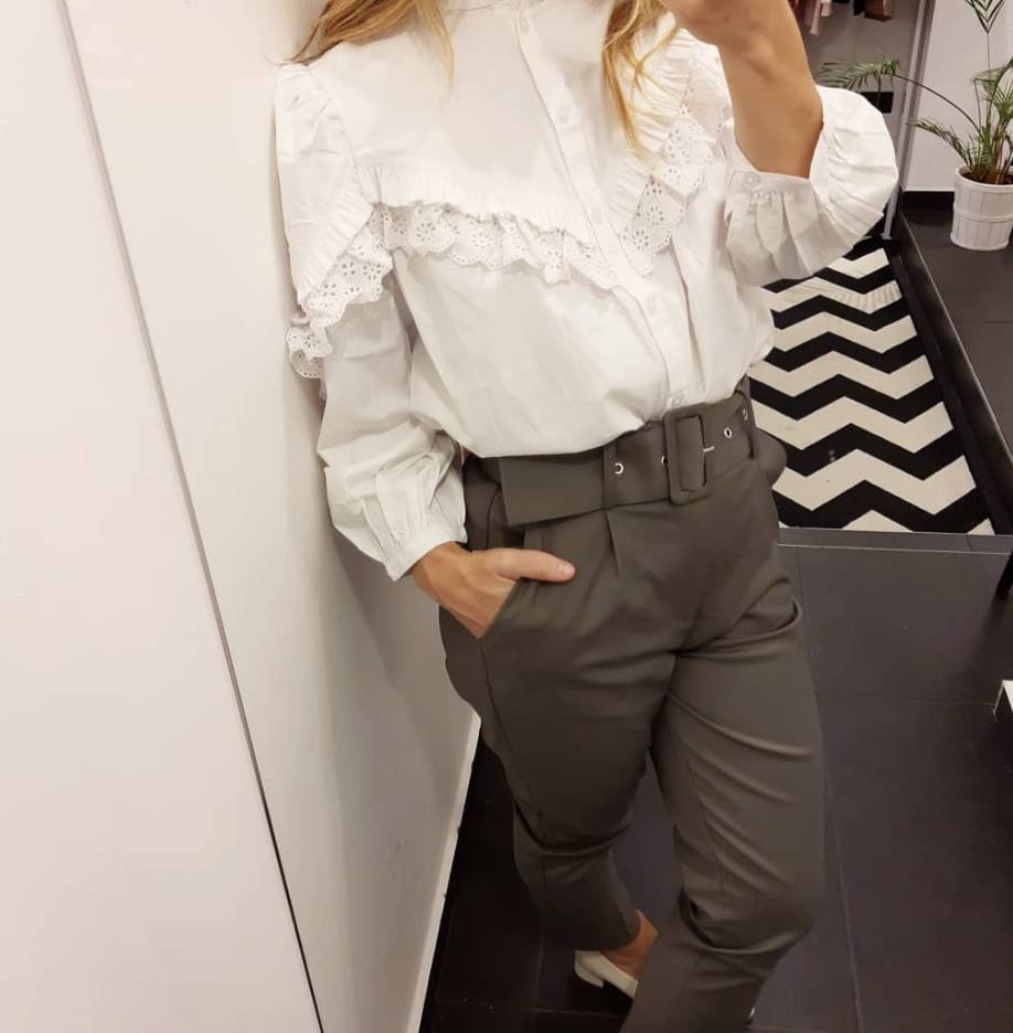 Camisa blanca con volantes. Disponible en la tienda bilbaína LaSuite, situada en la calle Doctor Achúcarro.
