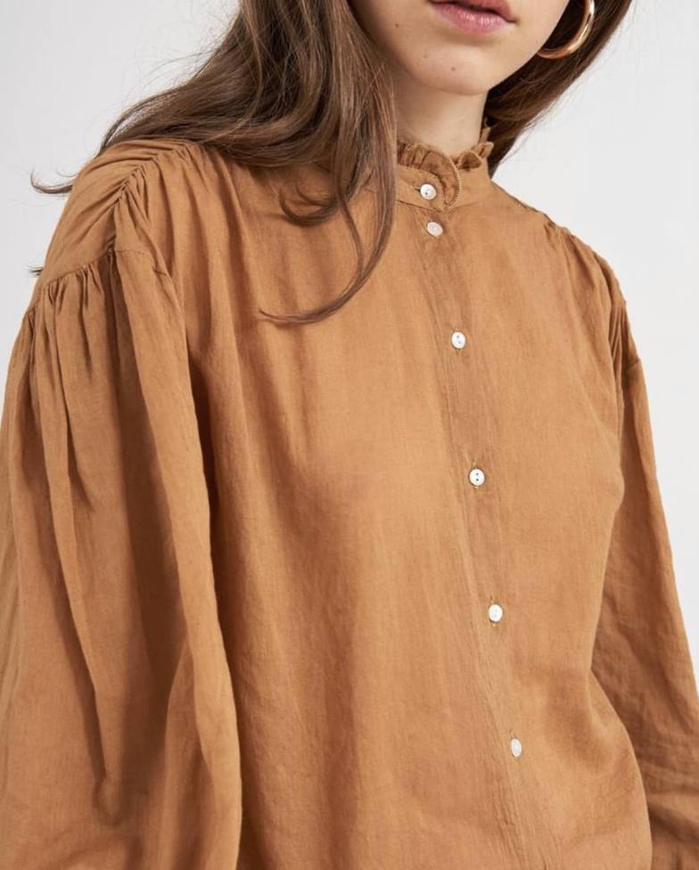 Camisa de algodón en color caramelo con cuello mao y mangas abullonadas de la tienda bilbaína The Closet, situada en la calle Colón de Larreátegui. 