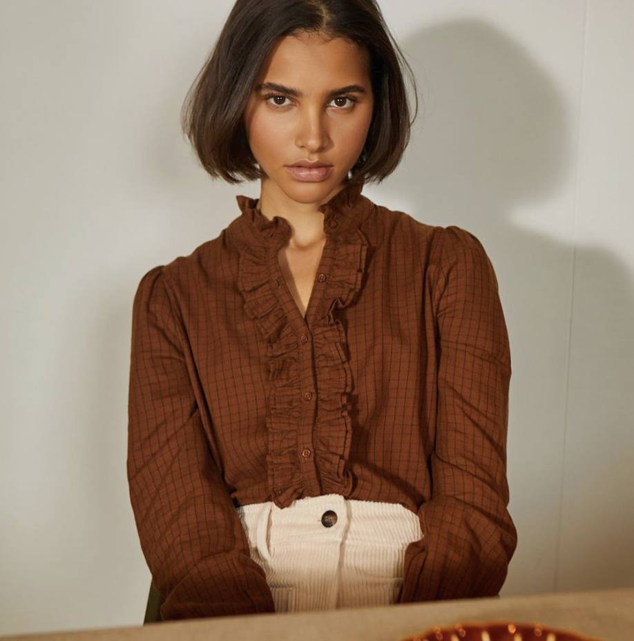 Camisa marrón con cuadros y chorreras. Disponible en la tienda La Côte, situada en la calle Las Mercedes, en Las Arenas.