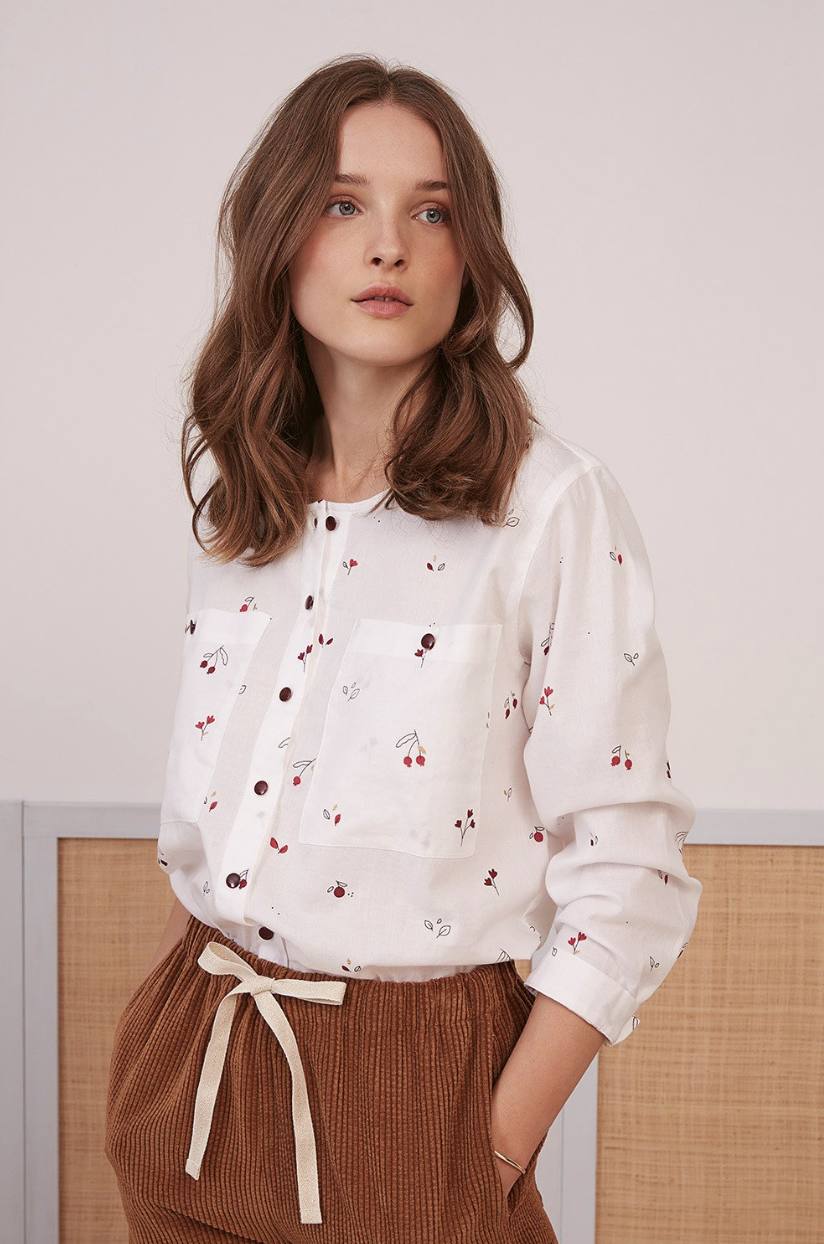 Camisa blanca con cuello redondo y discreto estampado floral. Disponible en las tiendas bilbaínas N32, situadas en las calles Ledesma y Doctor Achúcarro. Cuesta 129 euros. 