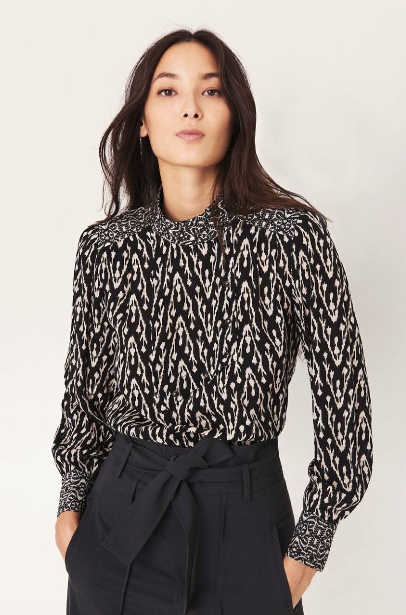 Camisa negra de manga larga con estampado floral. Disponible en las tiendas bilbaínas N32, situadas en las calles Ledesma y Doctor Achúcarro. Cuesta 190 euros.