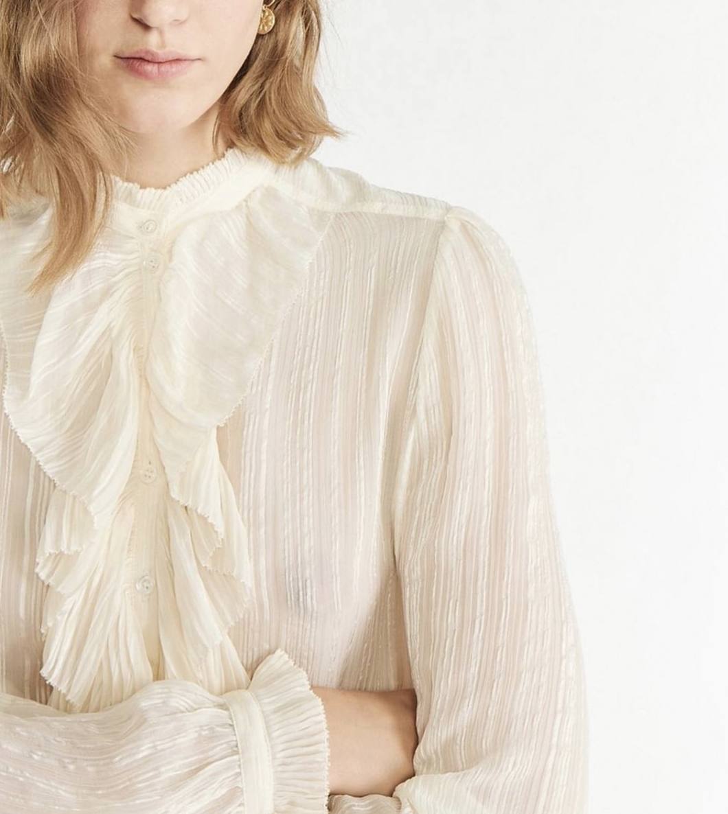 Camisa de seda blanca con cuello mao y chorreras. Disponible en la tienda Cloche, situada en la calle bilbaína Maestro García Rivero.