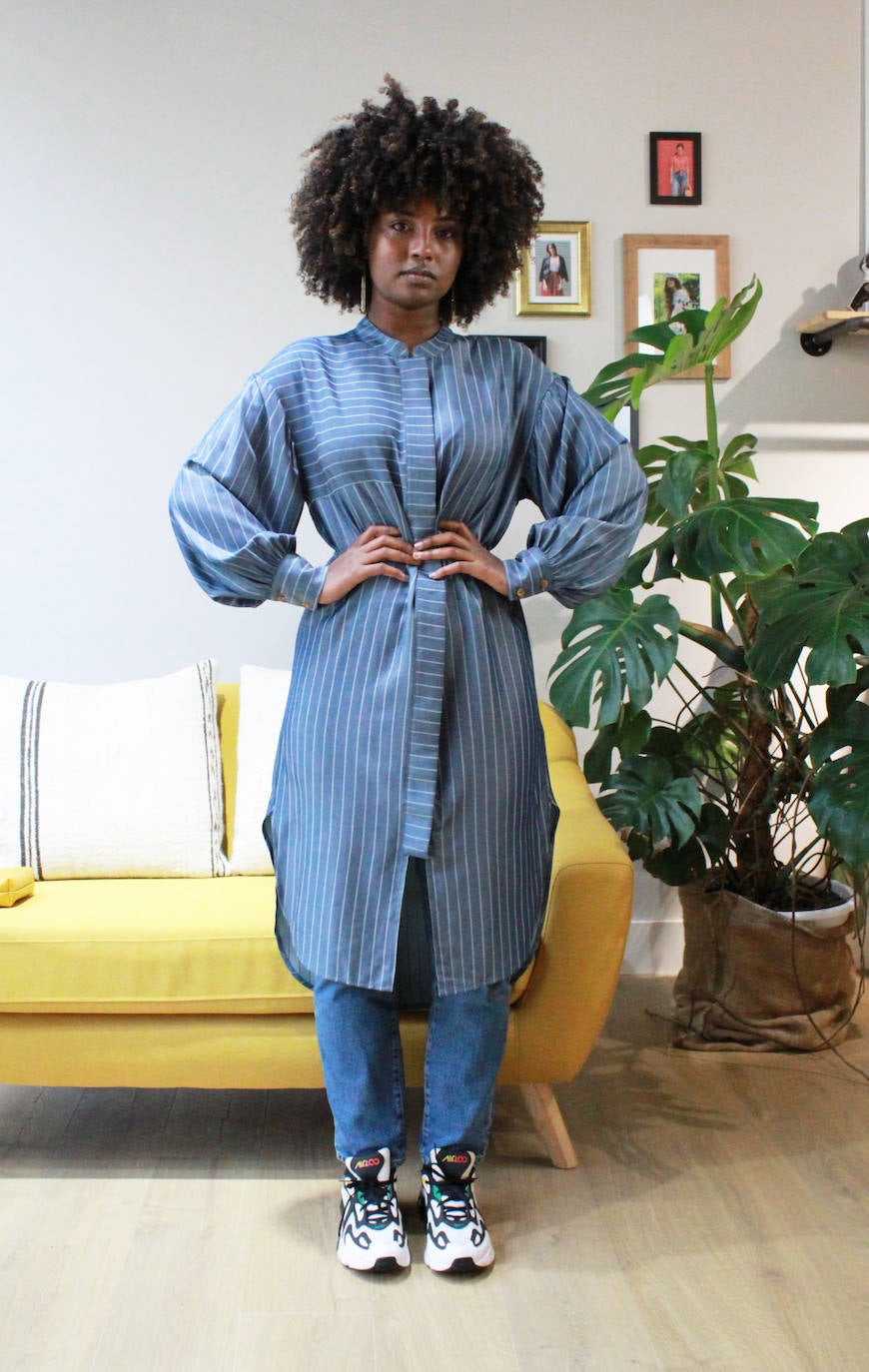 Camisa larga de rayas en tono azul 'denim', disponible en la tienda Uoma, situada en la calle bilbaína Rodríguez Arias. Cuesta 39,95 euros. 