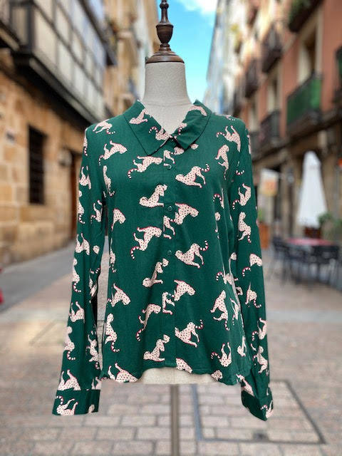 Camisa verde con leopardos, disponible en la tienda Plutón Ya No Es Un Planeta, situada en el Casco Viejo. Cuesta 42,90 euros. 