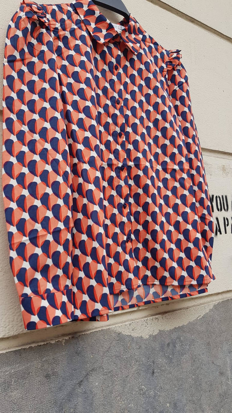 Alegre camisa con estampado de corazónes, disponible en la tienda bilbaína Moiqut, situada en la calle Ercilla. Cuesta 39,90 euros.