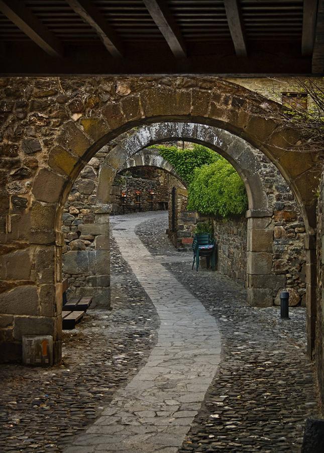 Emplazada en el corazón de los Picos de Europa, Potes es la capital de los montañeros y de los senderistas, o incluso de los peregrinos que recorren el Camino Lebaniego hasta el monasterio de Santo Toribio de Liébana, a dos kilómetros. Pero también es el pueblo de los puentes y de las torres, como la del Infantado y la de Orejón de la Lama, ambas del siglo XV. Su zona antigua mantiene un gran sabor popular, y sus callejuelas están llenas de caserones blasonados.