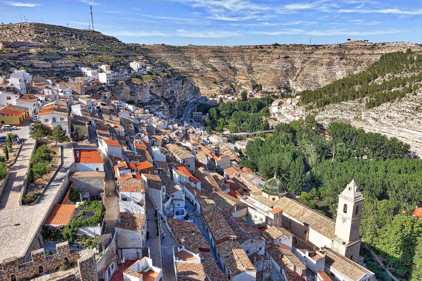 10.- Alcalá del Júcar (Albacete, Castilla-La Mancha) | Declarado Conjunto Histórico – Artístico por Real Decreto de 1982, Alcalá del Júcar debe su nombre a que se emplaza a orillas del río Júcar, en su tramo final en la comunidad castellano-manchega.