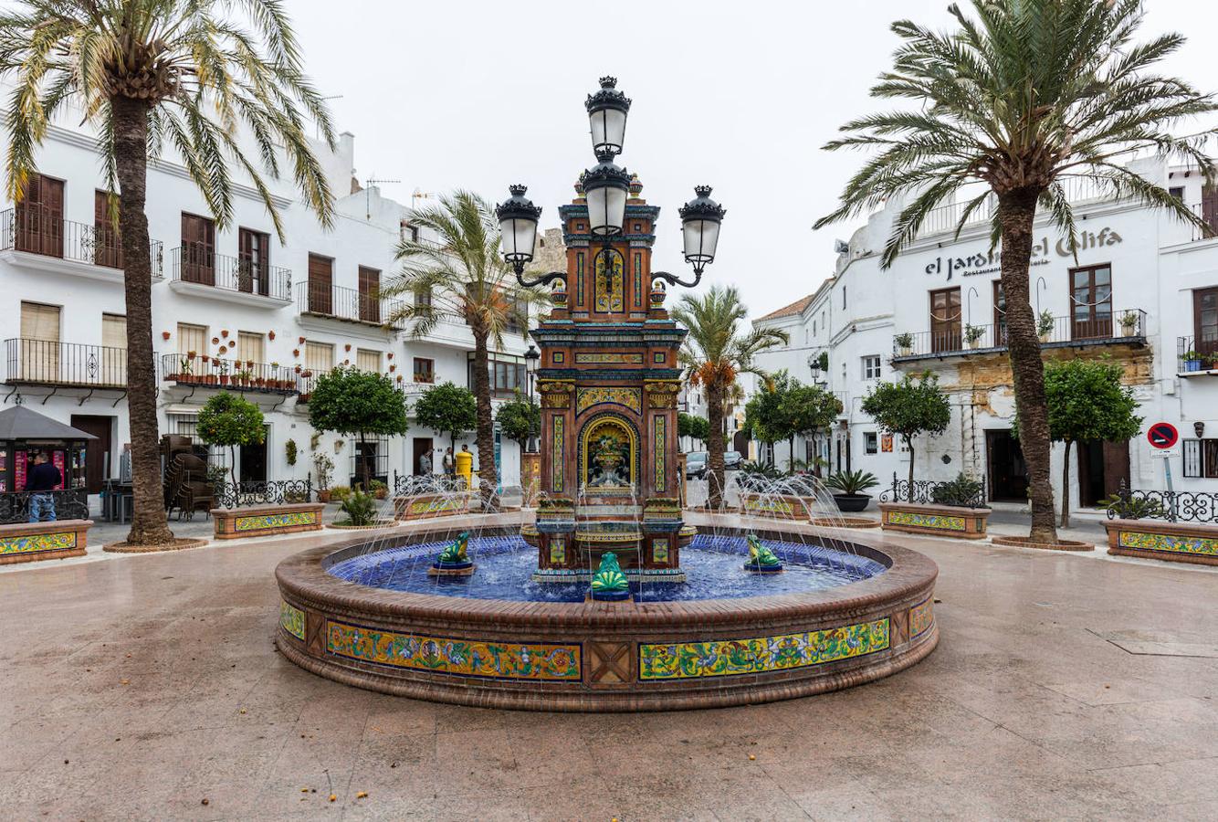 Su blancura impresiona, junto a su conjunto histórico-artístico. Cabe destacar su emblemática Plaza de España.