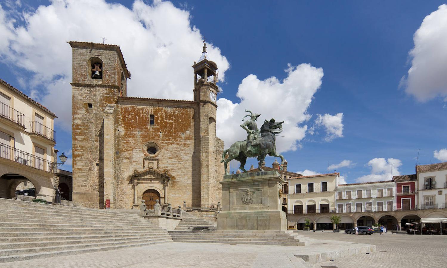 La monumental plaza principal de Trujillo está presidida por la estatua de Francisco Pizarro y por el palacio de la Conquista.