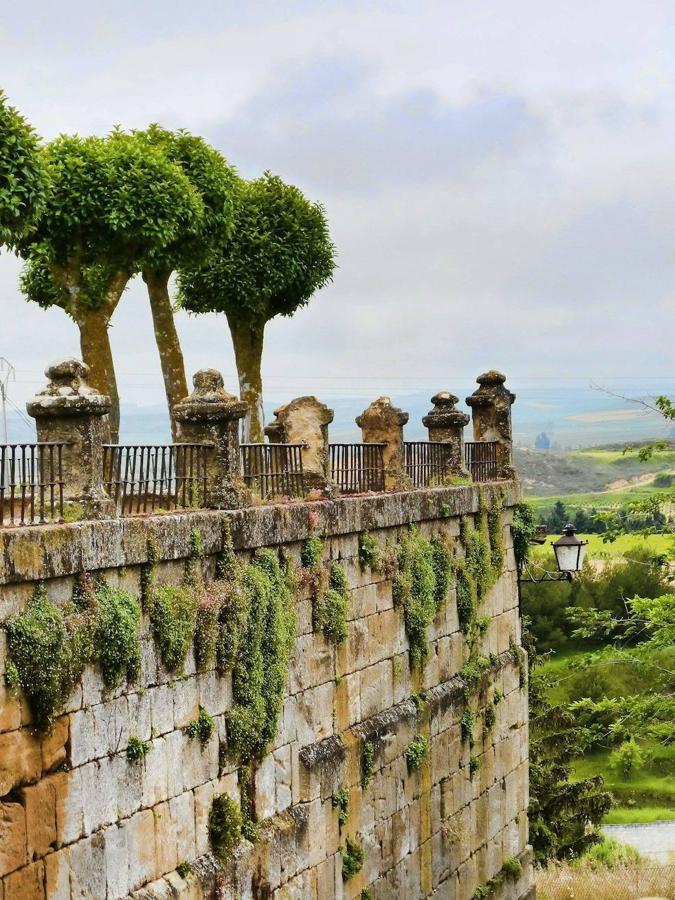 2.- Briones (La Rioja) | Ubicado junto a un espectacular meandro del Ebro y en lo alto de un cerro, Briones vive en torno al mundo del vino, y lo ha hecho desde la Edad Media.