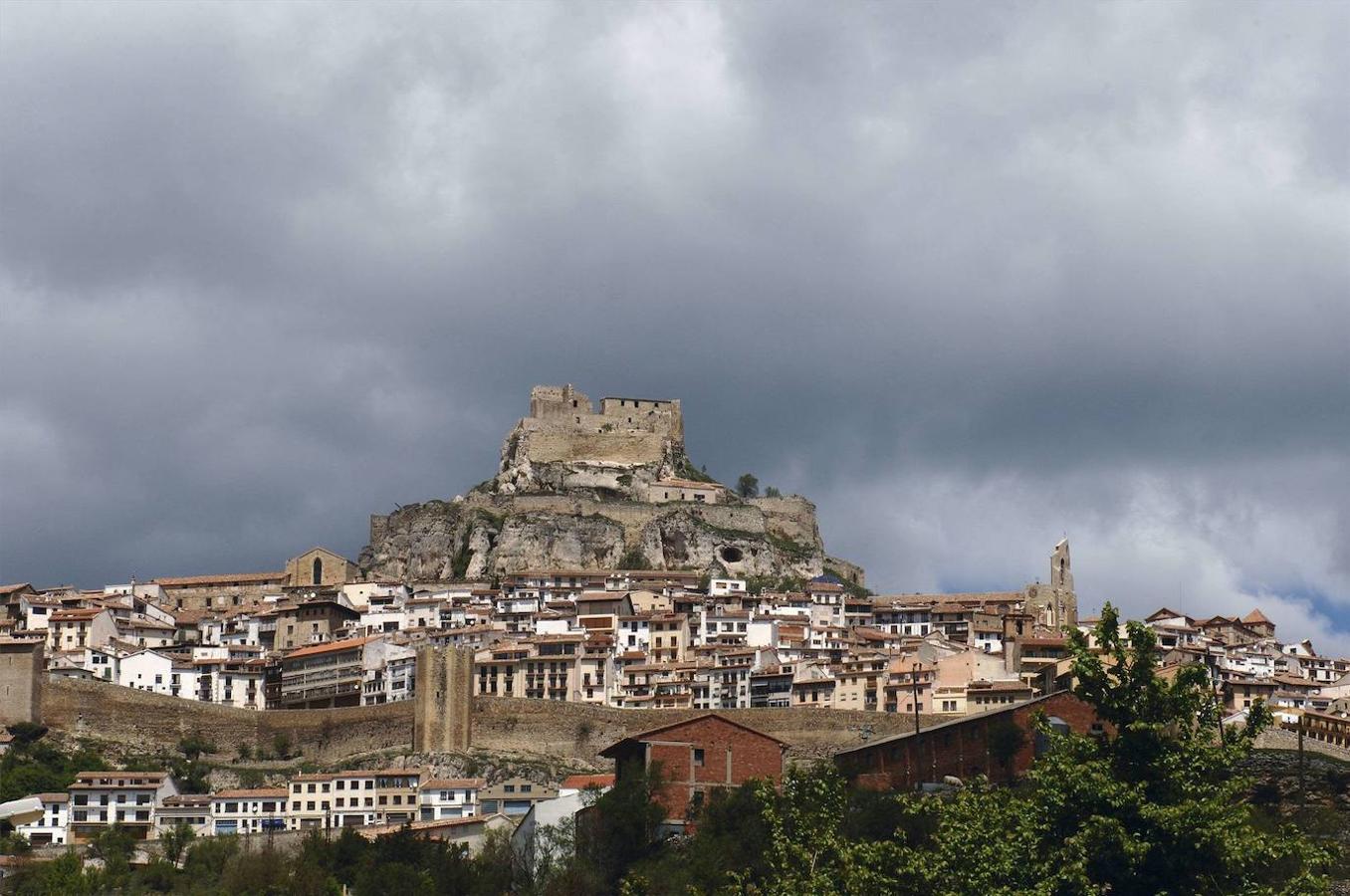 8.- Morella (Castellón) | Morella impresiona por la prodigiosa imagen de su castillo. El pueblo cuenta con historia, mucho patrimonio y mucho encanto... y una muralla de 2 kilómetros con 10 torres y siete impresionantes puertas que rodea la población.