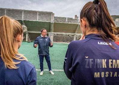 Imagen secundaria 1 - Machismo y división étnica: doble desafío para las jugadoras del Emina bosnio