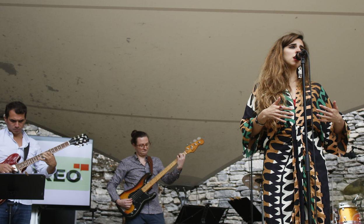 La cantante mirandesa Lara Vizuete, que actuará en Ondas de Jazz, durante su concierrto de julio en Santa Catalina.