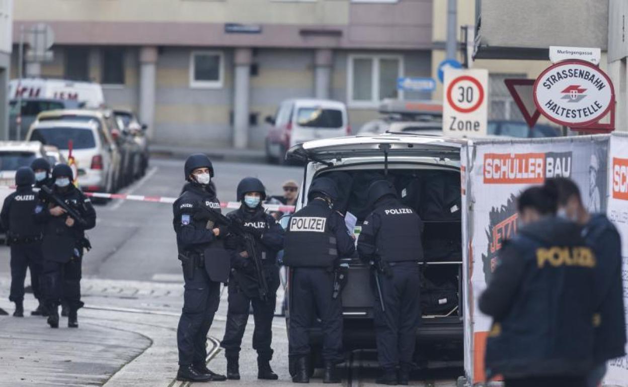 La Policía de Viena, durante un operativo tras el atentado. 