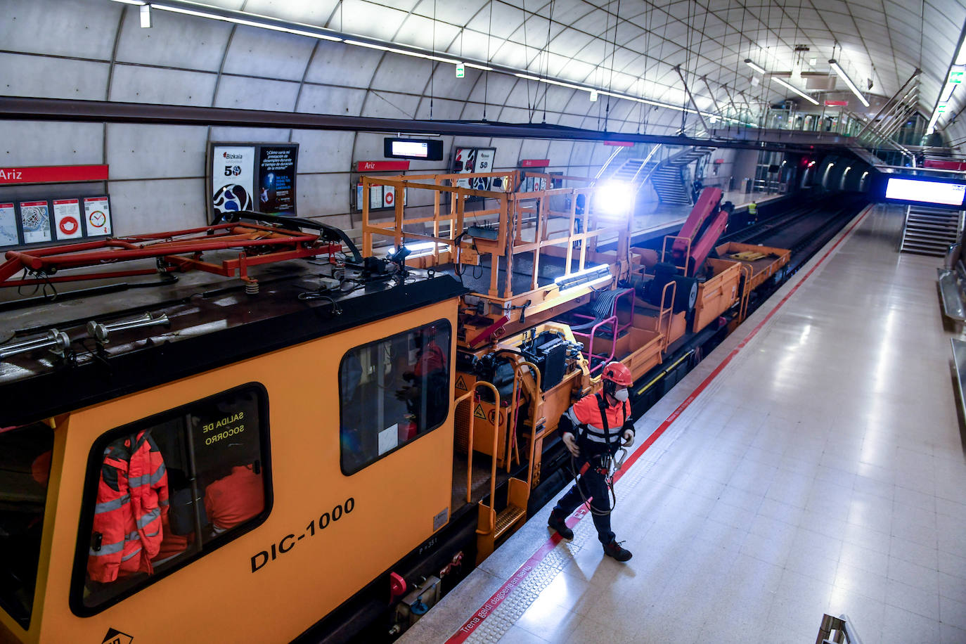 Fotos: Imágenes de la limpieza y desinfección del Metro Bilbao