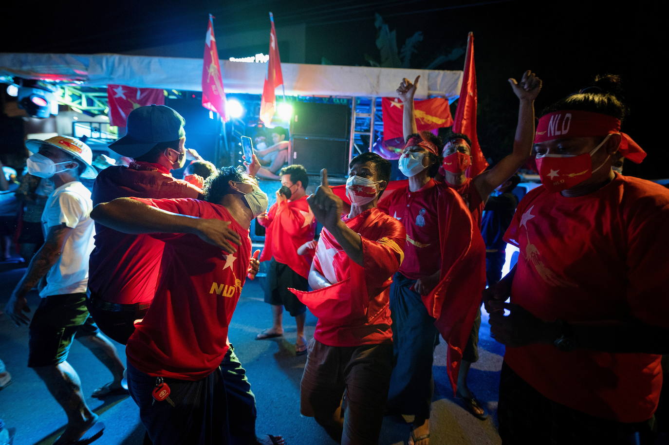 Partidarios de la Liga Nacional para la Democracia se reúnen para celebrar en la sede del partido tras las elecciones generales en Yangon, Myanmar. 