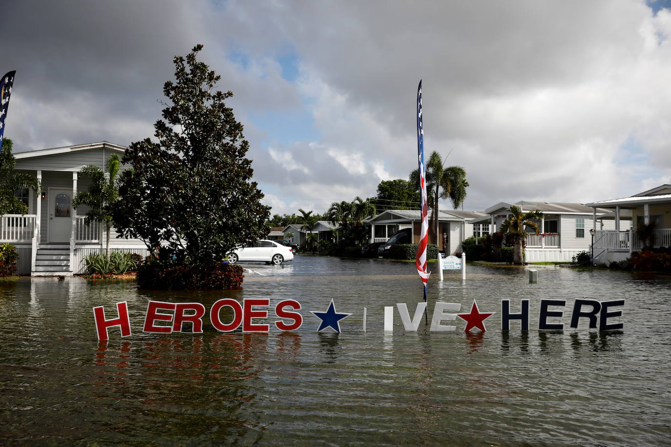 Una inundación causada por la tormenta tropical Eta se ve en Davie, Florida.