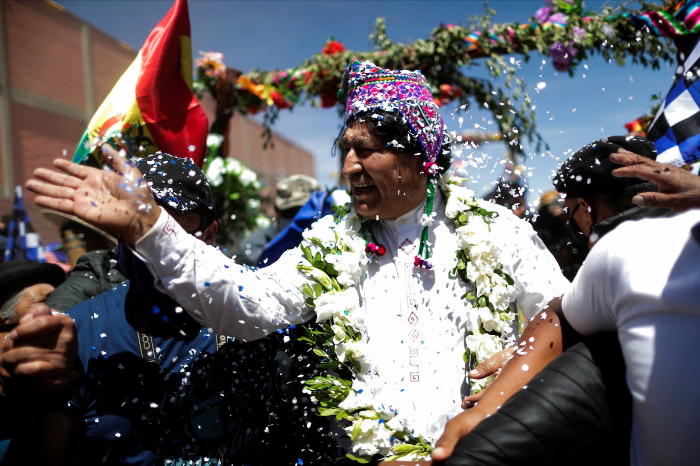 El expresidente boliviano Evo Morales levanta el puño mientras regresa a su país de origen desde el exilio en Argentina, en la ciudad fronteriza de Villazón, Bolivia.