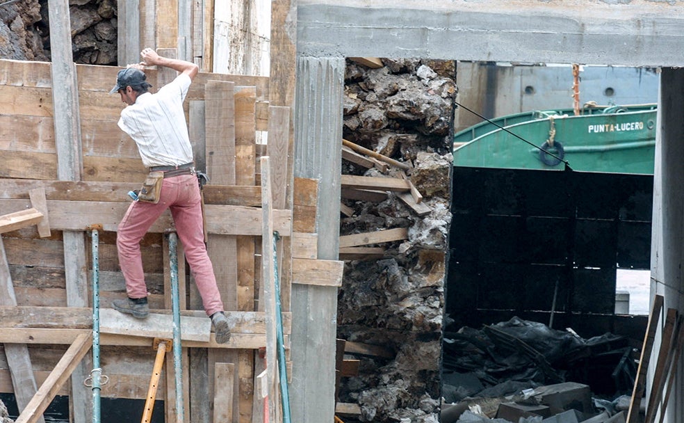 Plataforma por la que pasará el Metro sobre la empresa Metalquimica en Astrabudua.