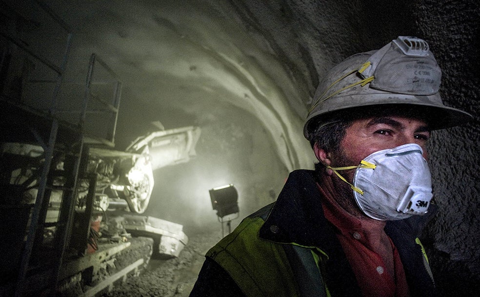 Un operario se protege con una mascarilla del polvo que levanta la tuneladora del mundo que trabaja en la obra de la línea 3 del metro en el tramo Otxarkoaga-Txurdinaga
