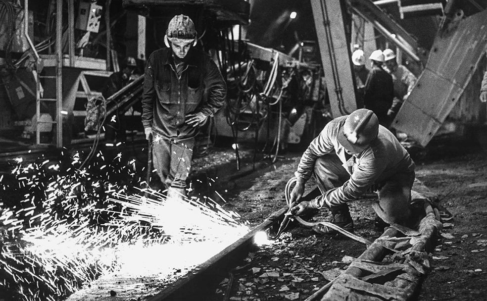 Dos trabajadores soldan una pieza en las obras del Metro de Bilbao.
