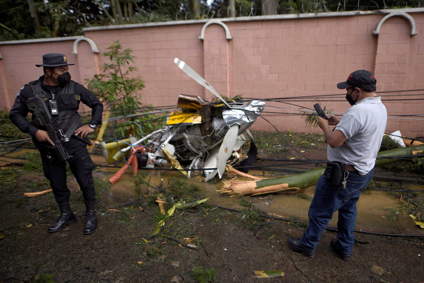 Un policía monta guardia junto a los restos de un avión que transportaba ayuda humanitaria a un área afectada por la tormenta Eta, después de estrellarse en la Ciudad de Guatemala.