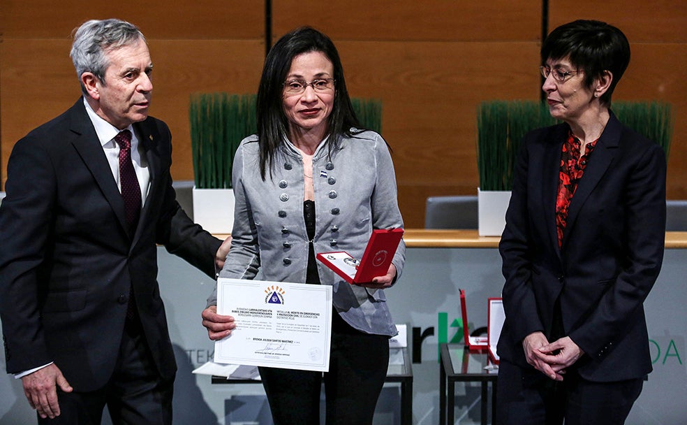Julissa Santos el día en el que recibió la medalla al mérito de Emergencias.