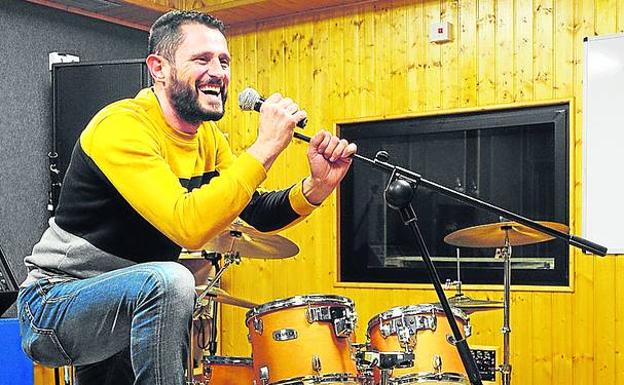 Sergio Ardions tiene 20 salas de ensayo en Basauri. 